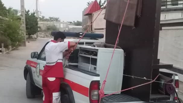 اهداء وسایل خانه به خانواده خسارتدیده از آتشسوزی در جم