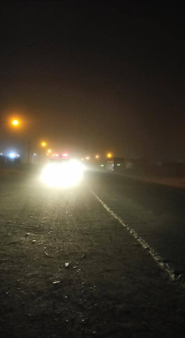 امدادرسانی امدادگران هلال احمر خراسان رضوی به 7 خودروی گرفتار در طوفان شن جاده سرخس_مشهد