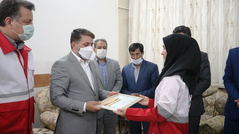 تجلیل استاندار یزد از بانوی نجاتگر
