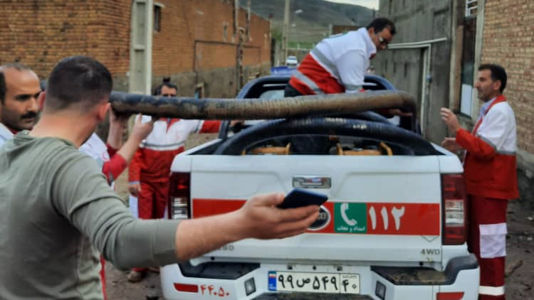آبگرفتگی معابر کلیبر بر اثر شدت باران/ هلالاحمر به حادثهدیدگان امدادرسانی کرد