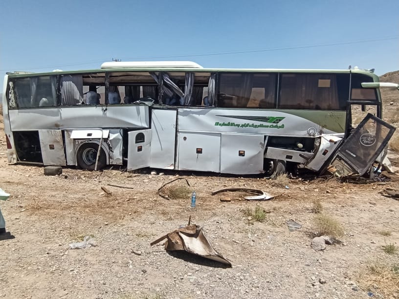 امدادرسانی به مصدومان حادثه برخورد اتوبوس و سمند در محور خاش _زاهدان