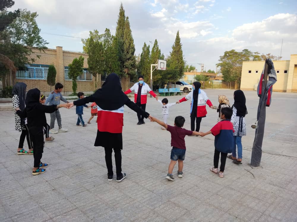 خدمات تیم سحر هلال احمر به مردم سیل زده استان یزد