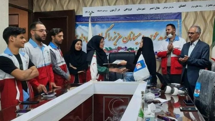 گفتگو «شهروند» با اعضای کانونهای هلالاحمر بروجن که در آزمون سراسری درخشیدند؛ ستاره های کنکور سرخ و سفید می پوشند