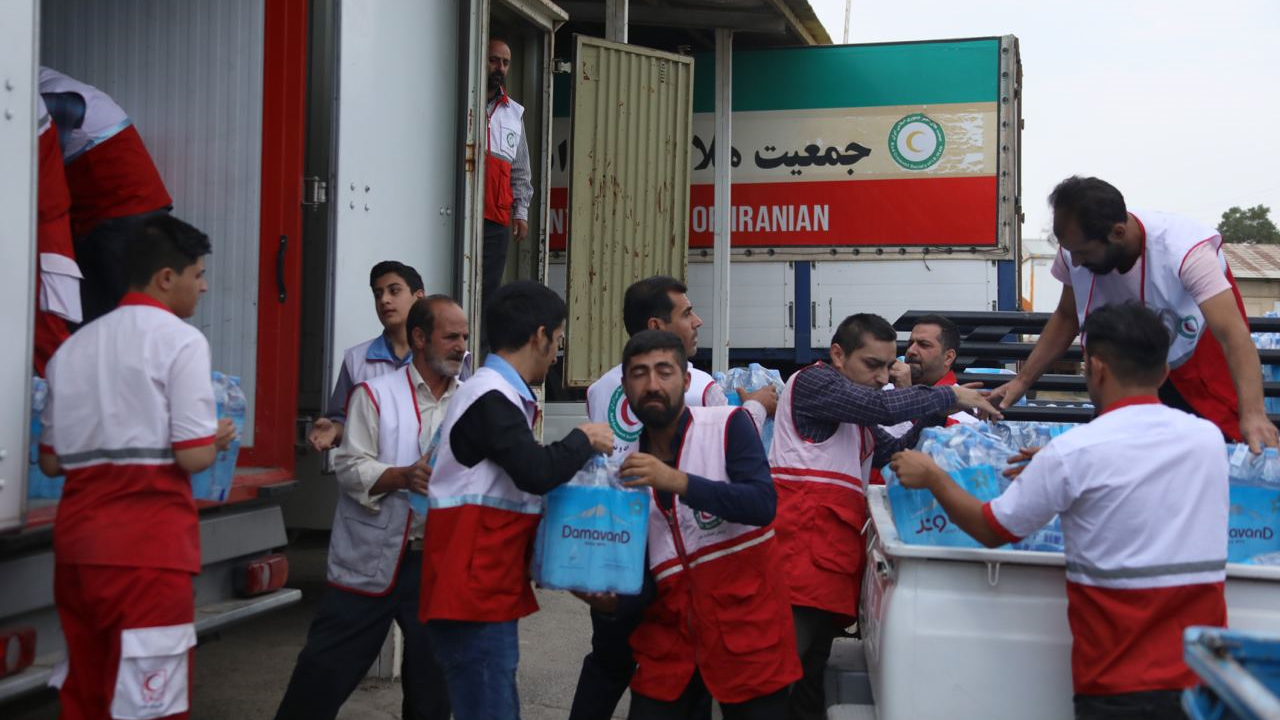 10 تریلی آبمعدنی از سوی هلالاحمر به همدان میرسد