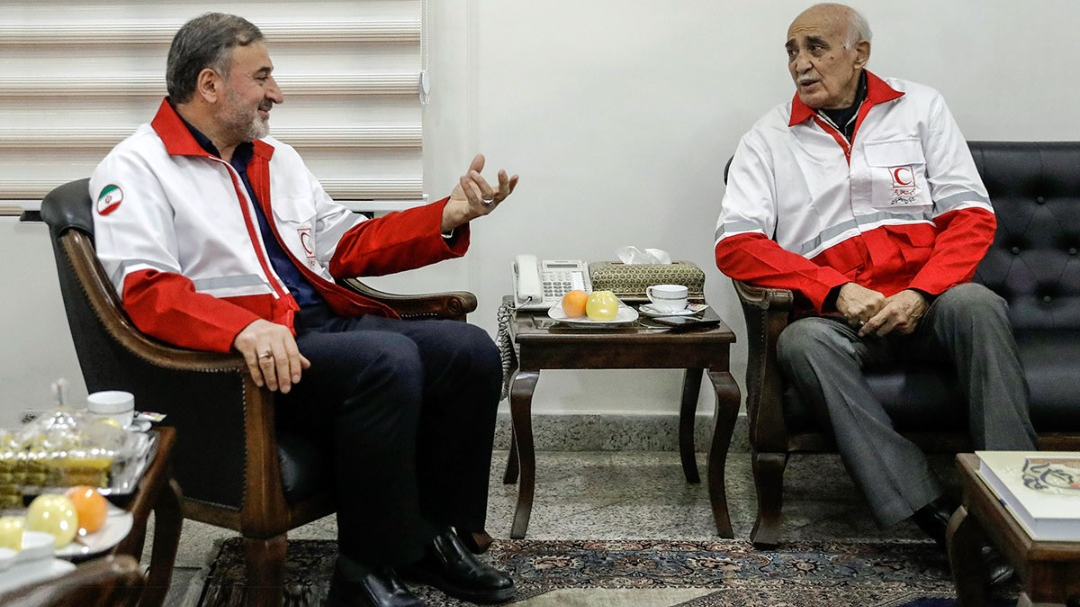 پدرِ خبرنگارِ شهید صداوسیما، داوطلب هلال احمر شد