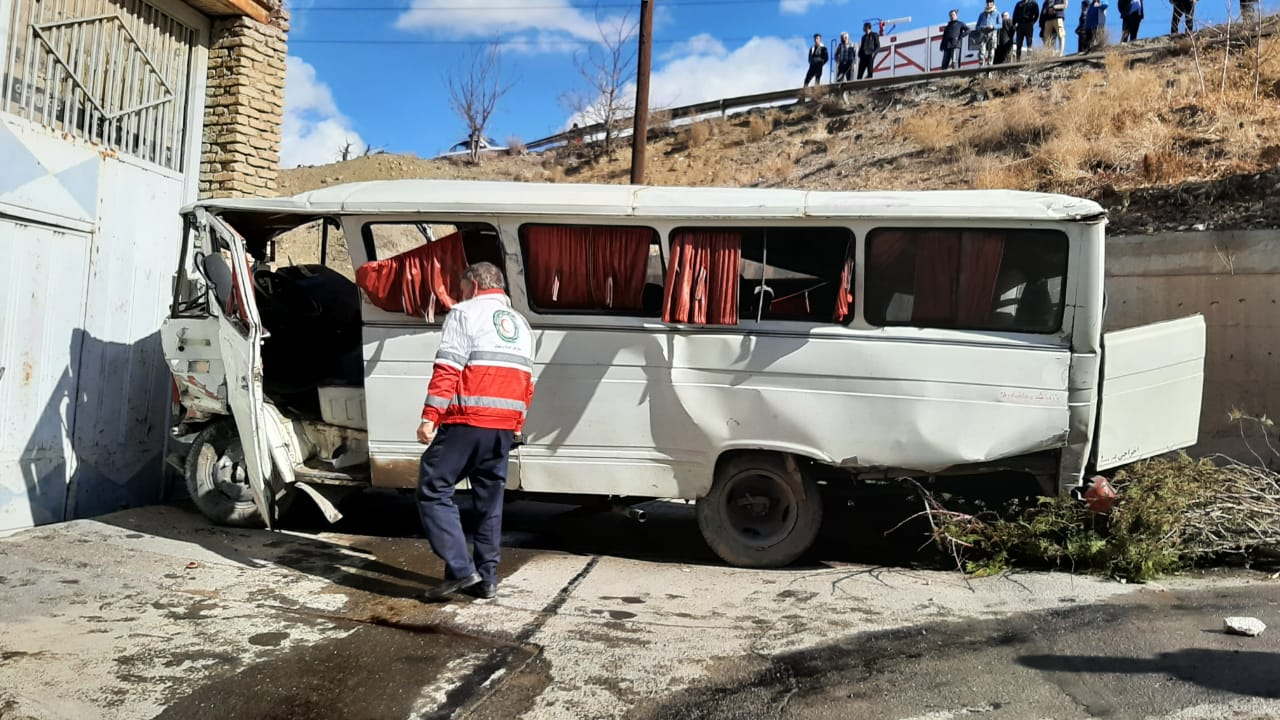 امدادرسانی به مصدومان حادثه انحراف و برخورد پراید و مینی بوس در زرین شهر 