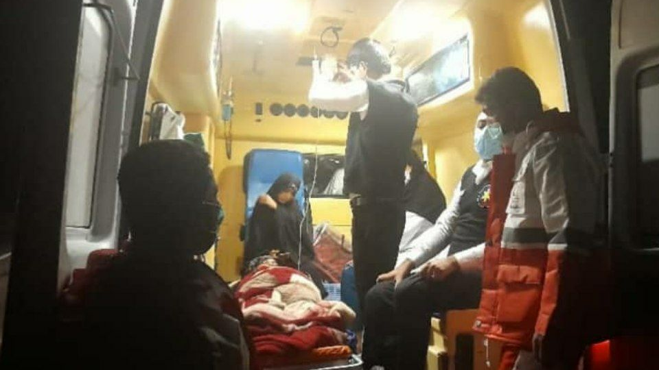 نجات دو خانم باردار گرفتار در محاصره سیل و آبگرفتگی 