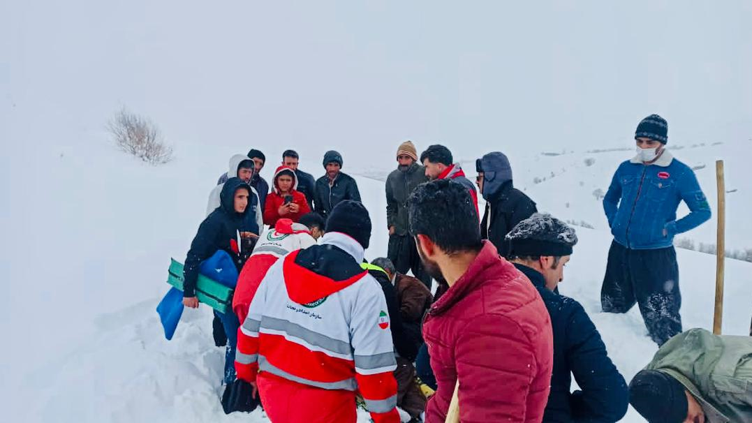 نجاتگران هلال احمر ناجی جان مادران باردار در جاده‌های مسدود کردستان