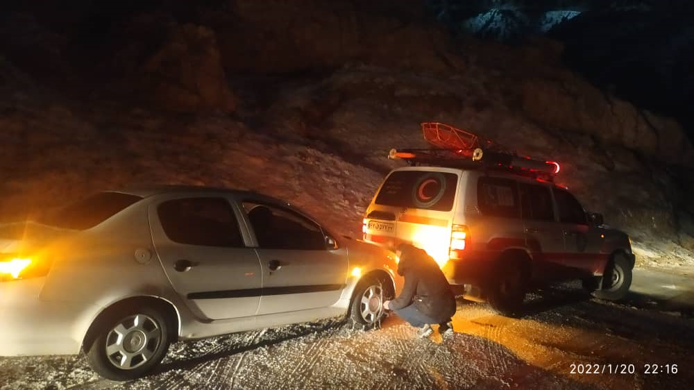 امدادرسانی به سرنشینان ۵۰ خودرو گرفتار در برف توسط عوامل هلال احمر استان تهران/ به بالغ بر ۱۵۰ نفر خدمت رسانی شد