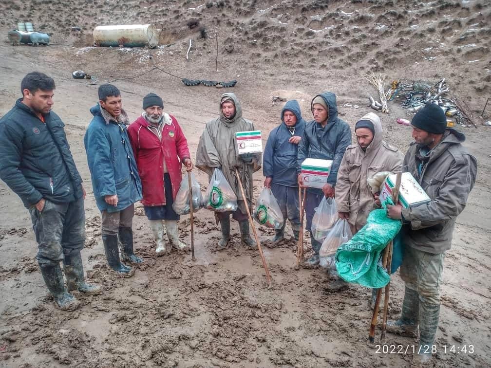 دست یاری خانه هلال برای عشایر مراوه تپه/بستههای غذایی در گلستان توزیع شد