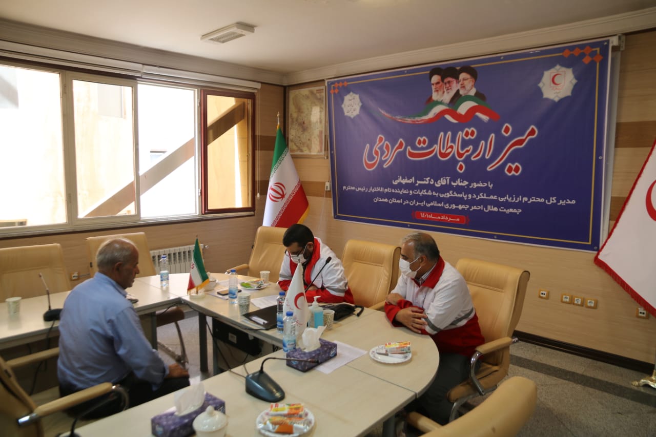 آغاز به کار میز ارتباط مردمی جمعیت هلال احمر با حضور نماینده تام الاختیار رئیس جمعیت هلال احمر در همدان