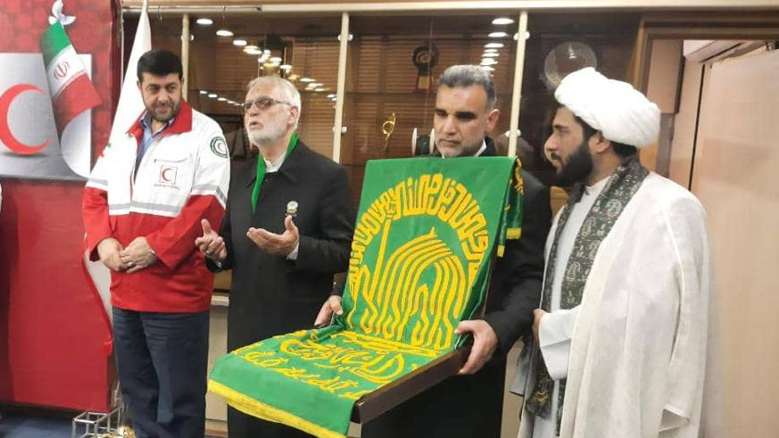 حضور خادمان آستان قدس رضوی همراه با پرچم گنبد مطهر امام رضا در جمعیت هلال احمر
