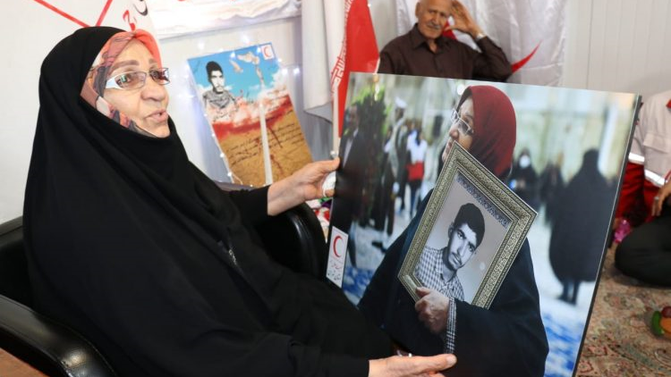 پدر و مادر شهید محمود مرادی غیاث آبادی در پایگاه امدادونجات جادهای تهران – شمال / اینجا خانه پسرمان است