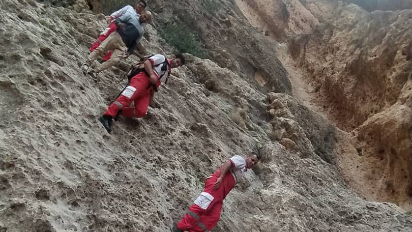 نجات فرد گرفتار شده در ارتفاعات روستای شیخ مکان شهرستان دره شهر 