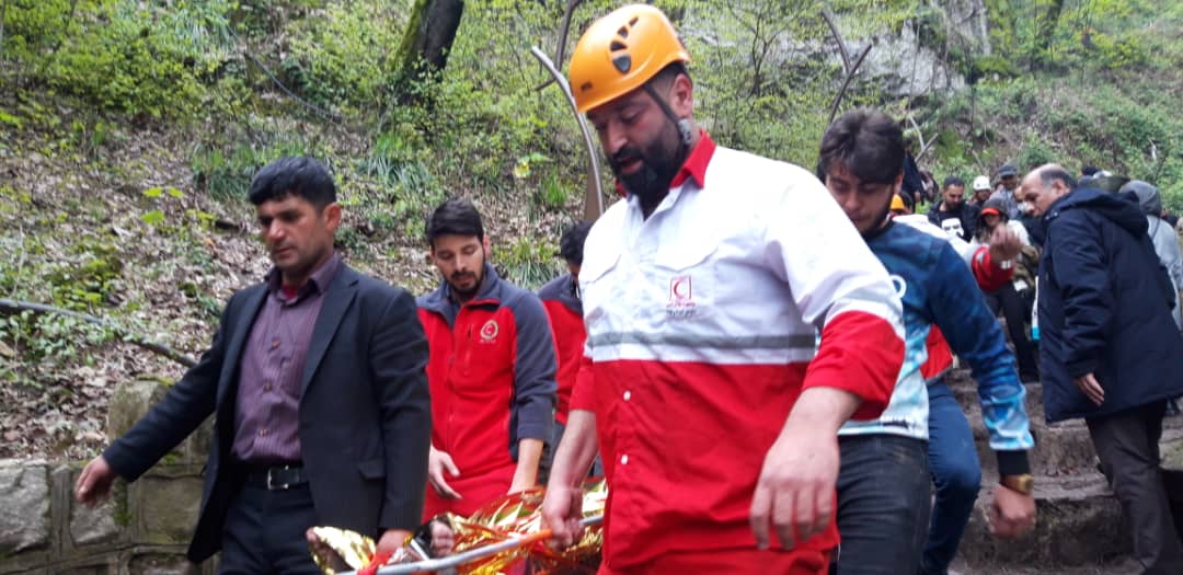 نجات مسافر سقوط کرده از آبشار کبودوال در استان گلستان
