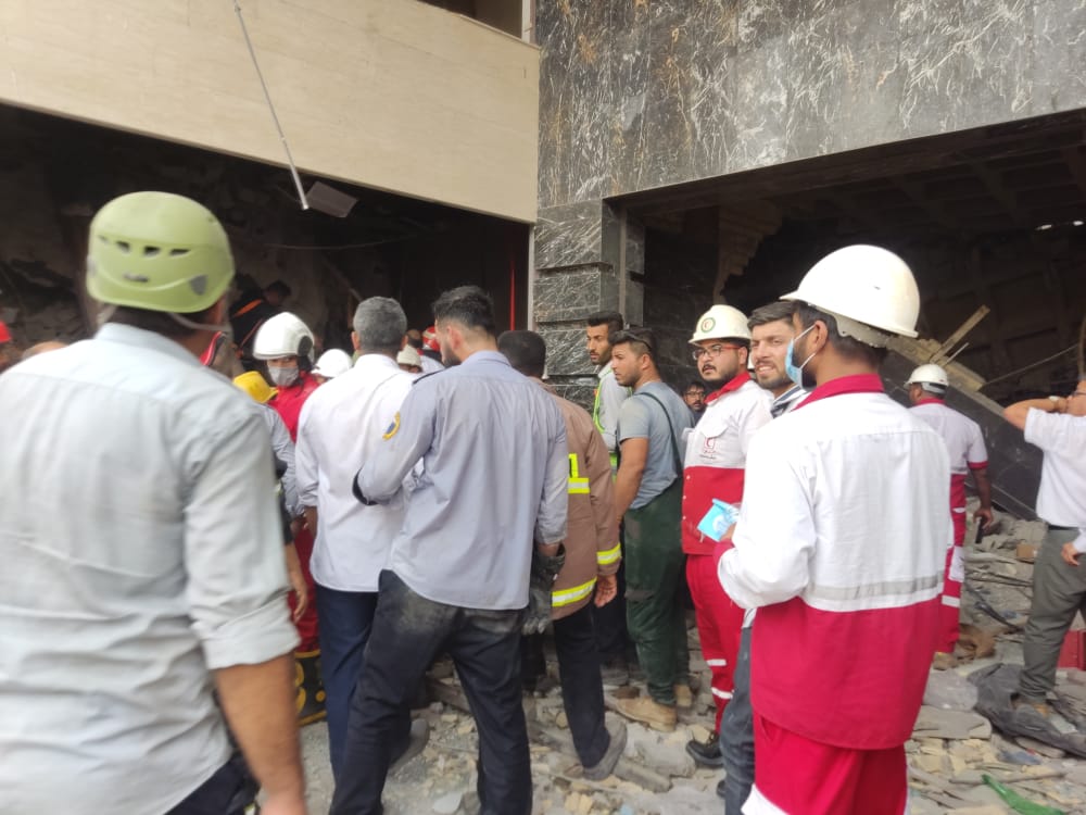 نجات ۷ نفر از زیر آوار ساختمان متروپل با استفاده از دستگاه های زنده یاب هلالاحمر/گزارش تصویری