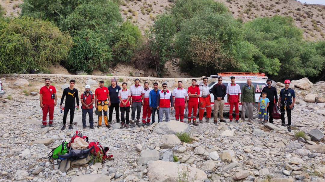 28 ساعت تلاش امدادگران هلال احمر کرمان برای نجات 2 جوان کوهنورد