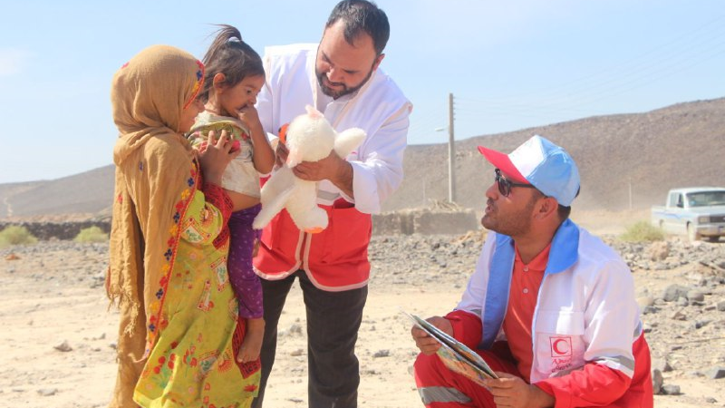 کاروان نذر آب هلالاحمر مرکزی در ریگان مستقر شد/ گزارش تصویری