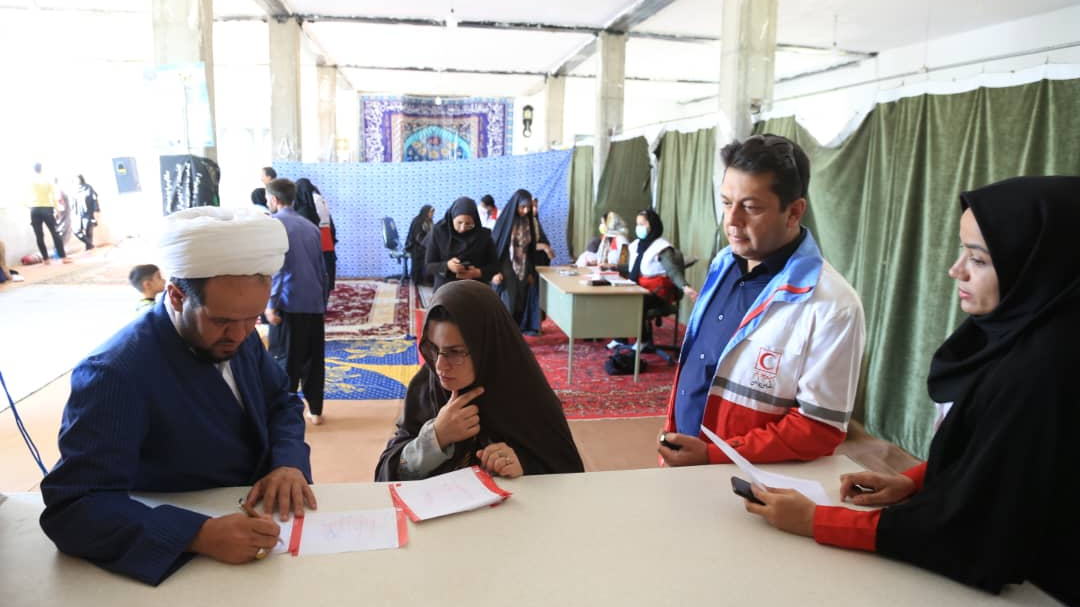 بهره مندی 150 نفر از اهالی روستای حتکن زرند از خدمات هلال احمر 