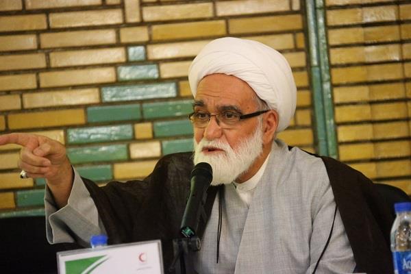 از نخستین روزهای انقلاب تاکنون استکبار جهانی در حال سنگ اندازی در مسیر انقلاب است / صراحت بیان و ارتباط گسترده با مردم از ویژگی های آیت الله طالقانی بود
