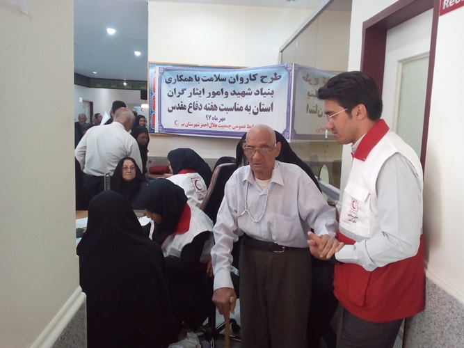 ویزیت رایگان خانواده شهدا و ایثارگران توسط تیم درمانی هلال احمر بم