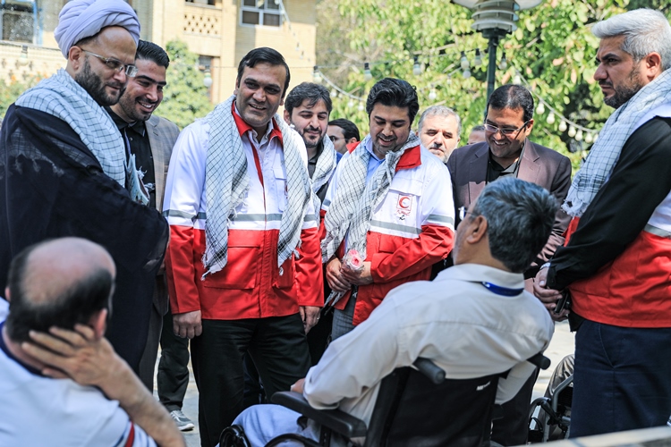 دیدار دبیرکل جمعیت هلالاحمر با جانبازان مرکز توانبخشی ثارالله/ همه ما مدیون کسانی هستیم که زندگی خود را برای دفاع از میهن اسلامی در طبق اخلاص گذاشتند