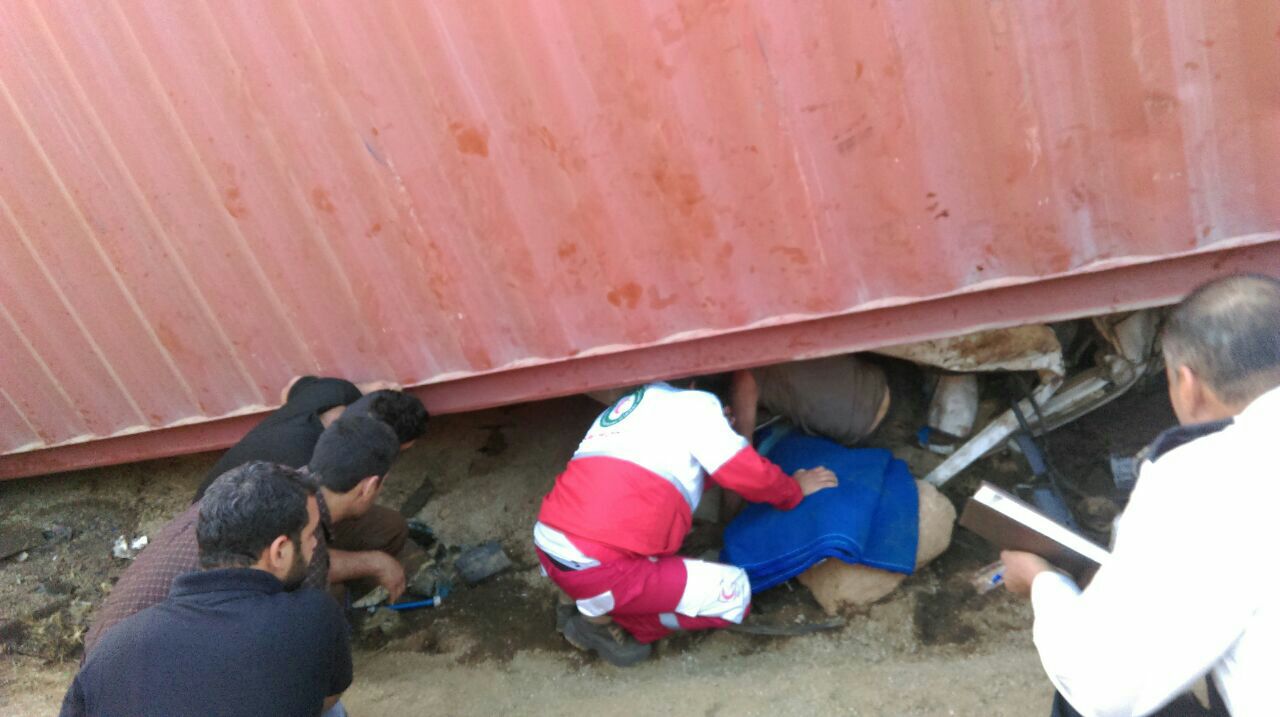 نجات راننده تریلر در محور بروجرد - اراک