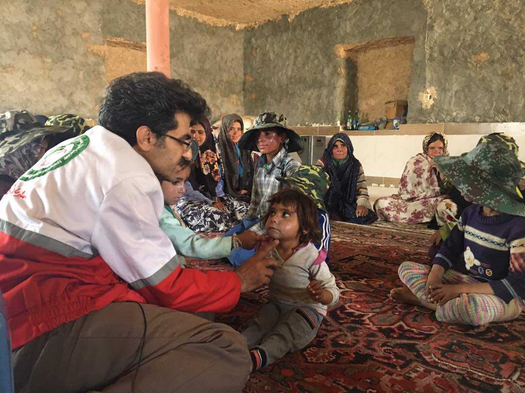 با حضور پزشکان داوطلب هلال احمر؛ 60 بیمار پوستی در روستاهای درمیان ویزیت رایگان شدند