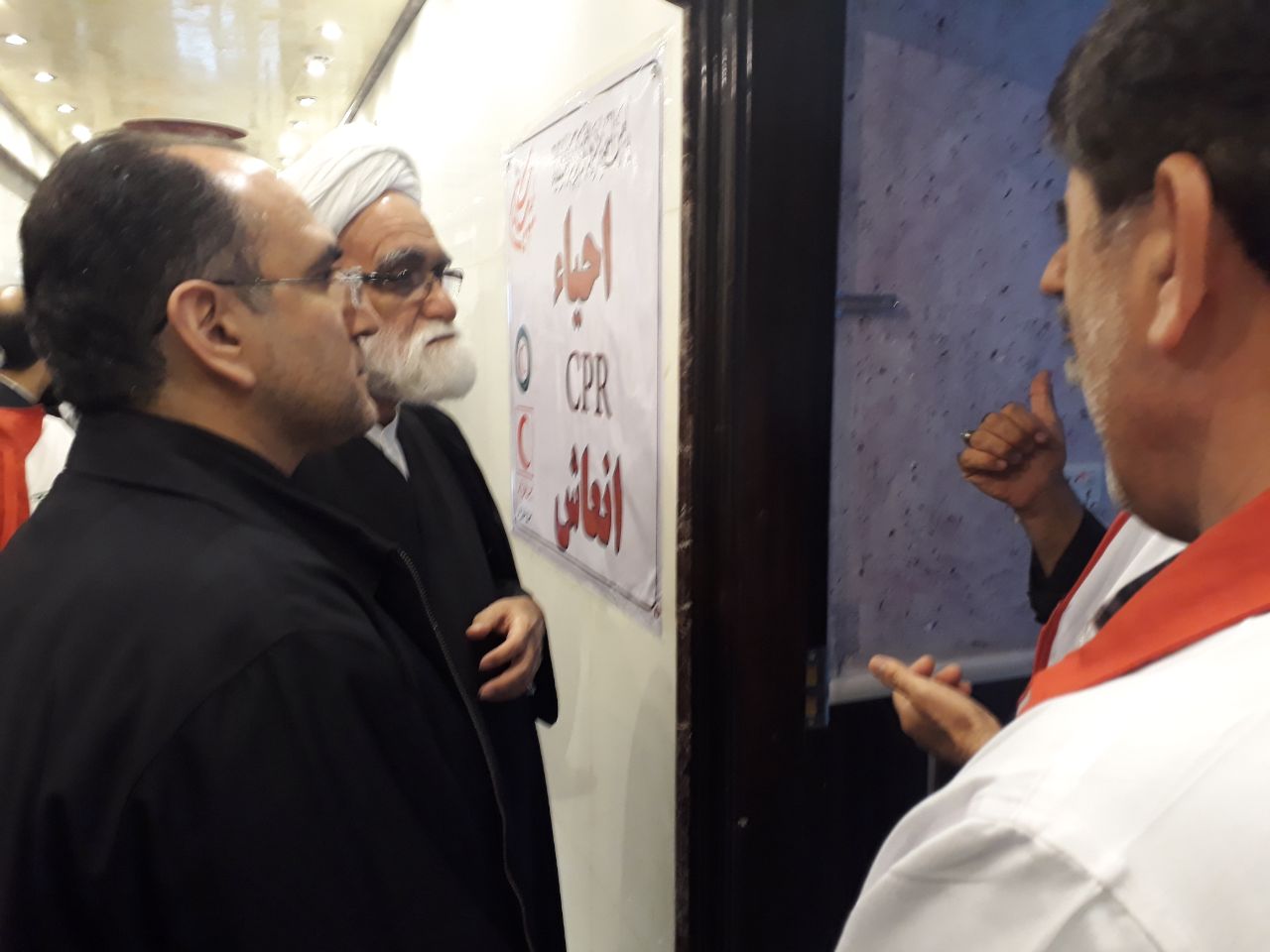 بازدید نماینده ولی فقیه در جمعیت هلال احمر از درمانگاههای هلال احمر شهر نجف