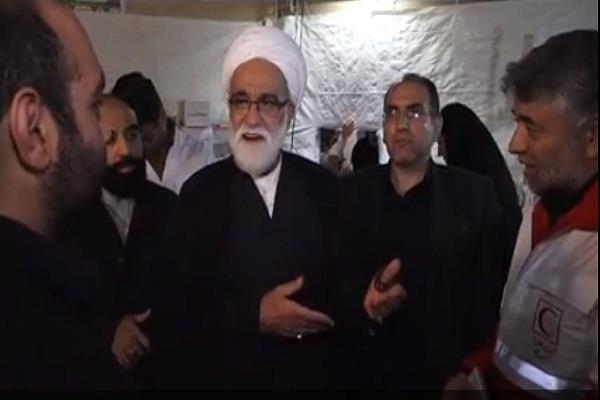 داوطلبان هلال احمر با عشق و محبت، بدون هیچ چشمداشتی به زائران خدمت میکنند