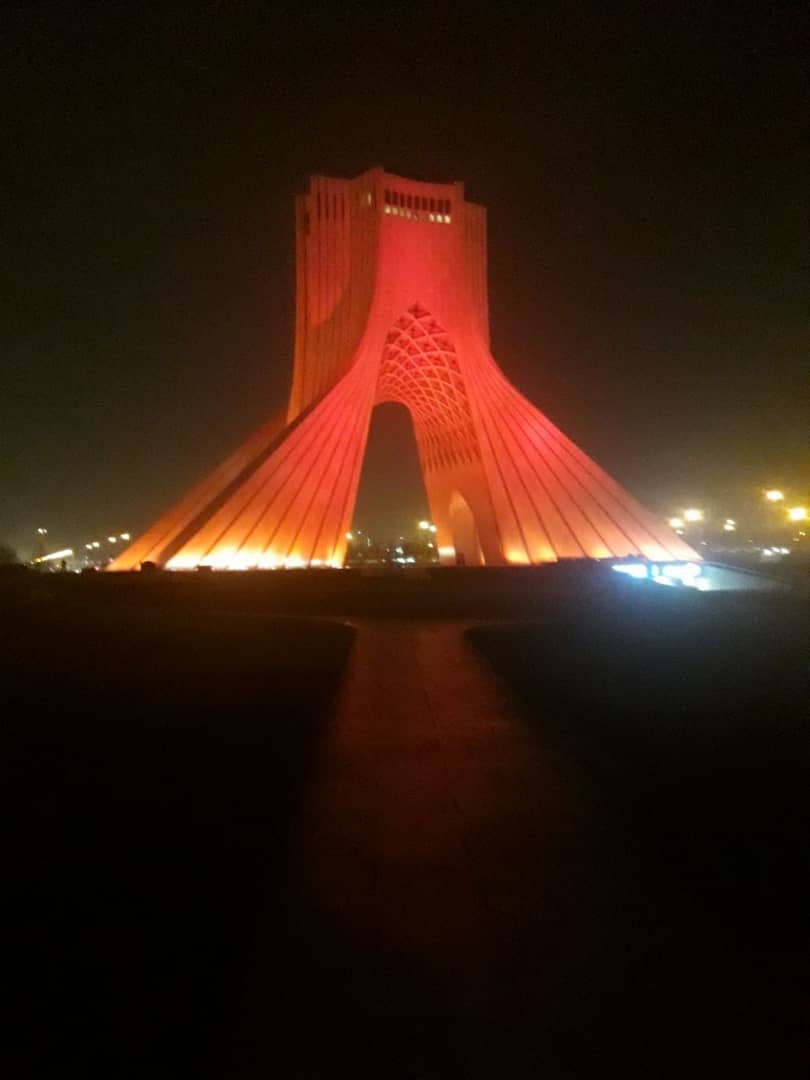 با هدف پاسداشت خدمات داوطلبانه: «آزادی» دیشب سرخ شد