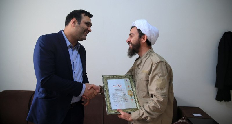 تقدیر دبیرکل جمعیت هلال احمر از داوطلب و روحانی معروف