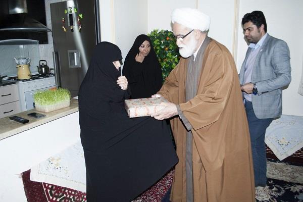 نماینده ولی فقیه در جمعیت هلال احمر با خانواده شهید داوود مقدم دیدار کرد