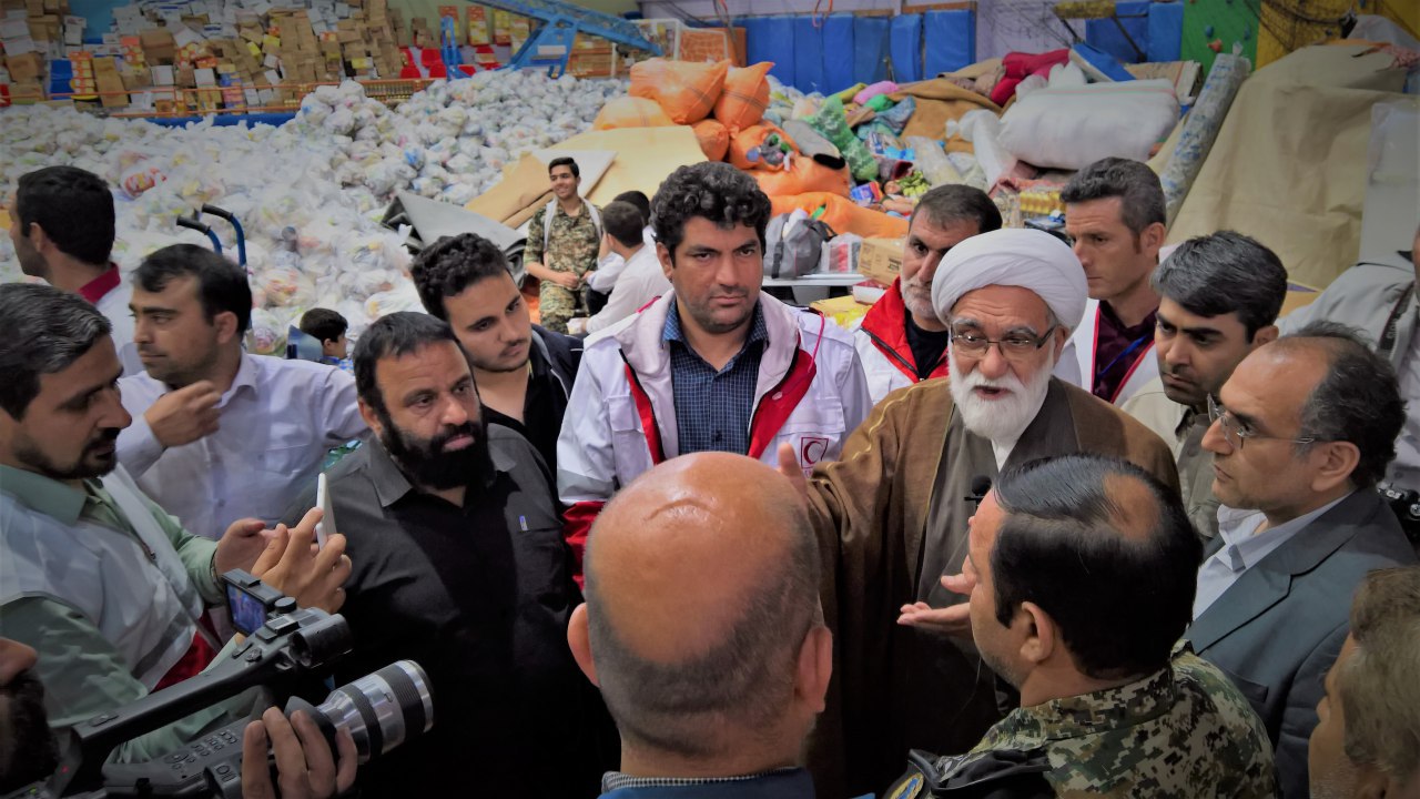 بازدید نماینده مقام معظم رهبری از انبارهای جمع آوری کمک های مردمی به سیل زدگان لرستان