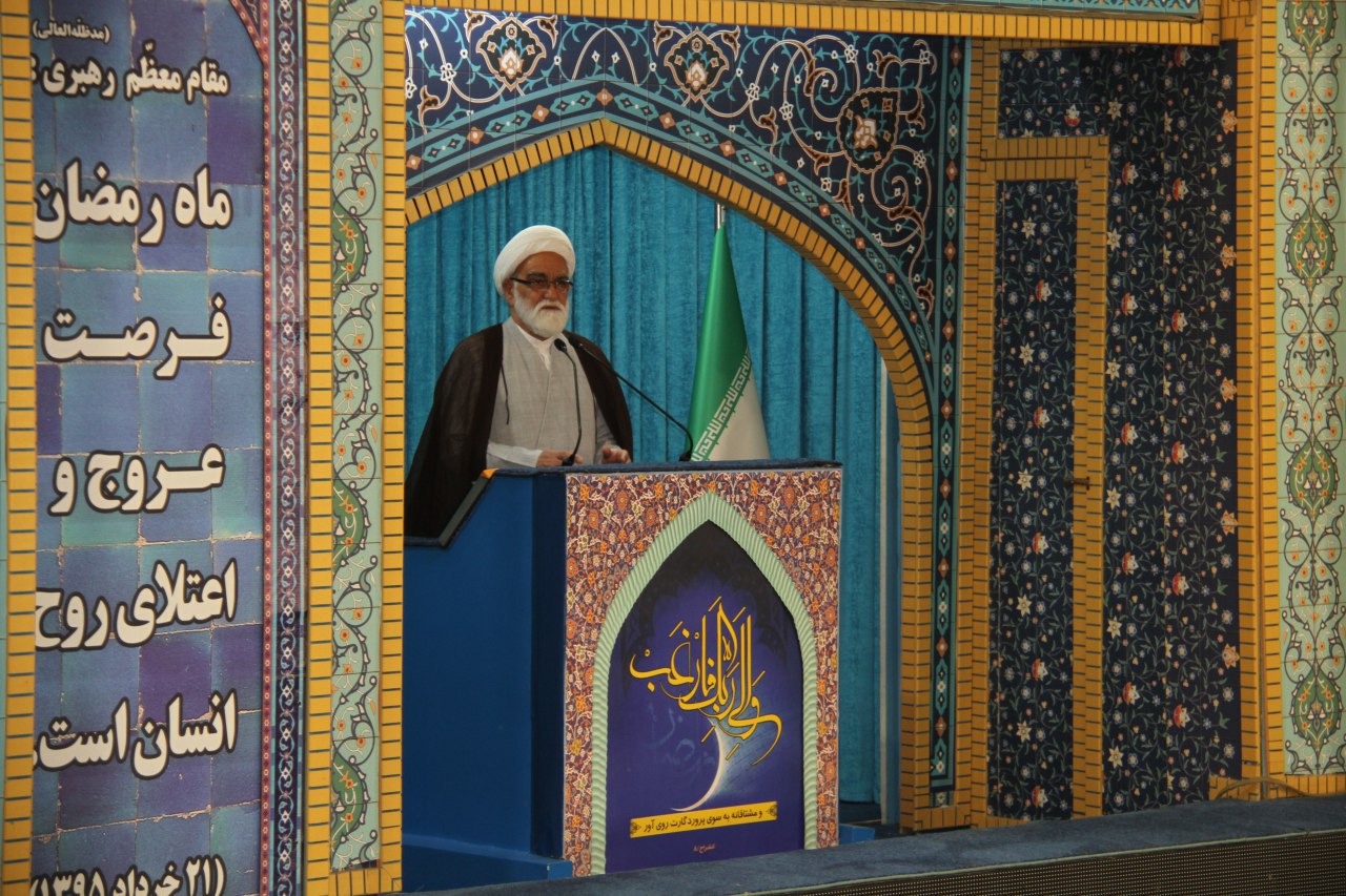 بهمناسبت هفته هلالاحمر صورت گرفت: حضور ۵۰۰نفر از مدیران، کارکنان و اعضای داوطلب جمعیت هلال احمر در نماز جمعه تهران/ سخنرانی نماینده ولیفقیه در هلالاحمر پیش از خطبههای نماز جمعه