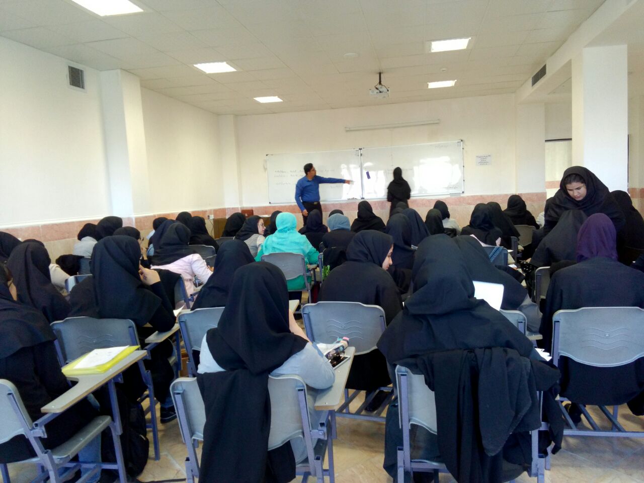داوطلب هلال احمر از مشاوره تحصیلی رایگان به دانشآموزانِ مناطق محروم می گوید