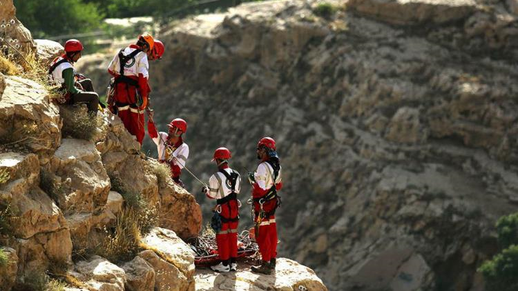 40 کوهنورد در ارتفاعات درگز گرفتار باران و لغزندگی کوهستان شدند/ آغاز عملیات انتقال حادثهدیدگان به پایین کوه