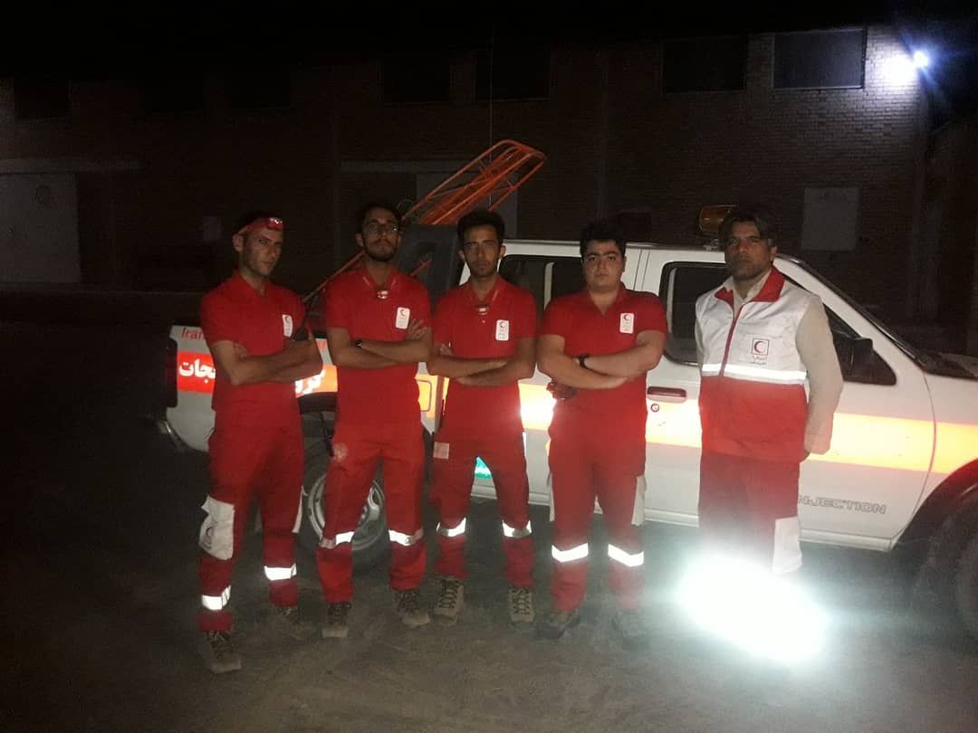 عملیات امدادی در تاریکی شب/ 6 عضو خانواده در مسیر بازگشت از آبگرم گم شدند/ عکس