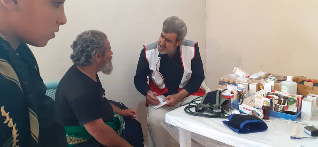 پزشک جانبازی که در دوران استعلاجی، داوطلب هلالاحمر شد و در درمانگاه بینراهی اربعین ۹۸ خدمت کرد