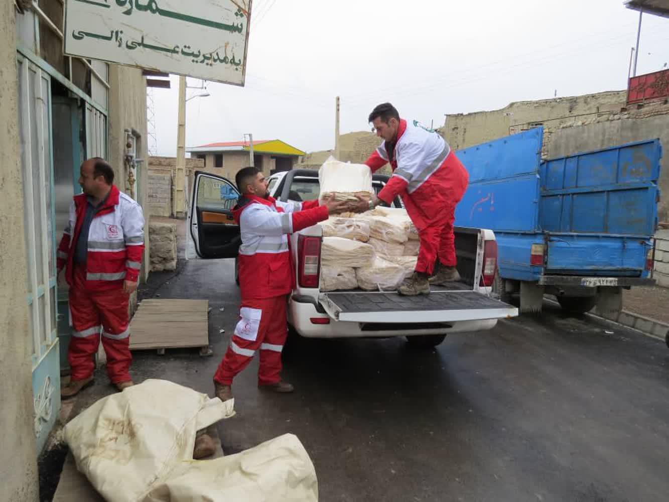 ادامه توزیع نان در روستاهای محصور در برف آذربایجان شرقی
