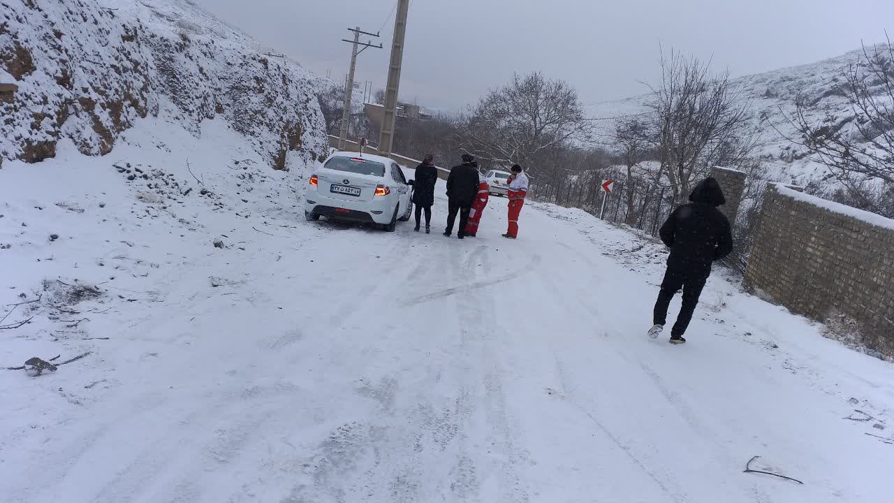 امدادرسانی هلالاحمر قم به 106 خودرو گرفتار در برف روستای فردو