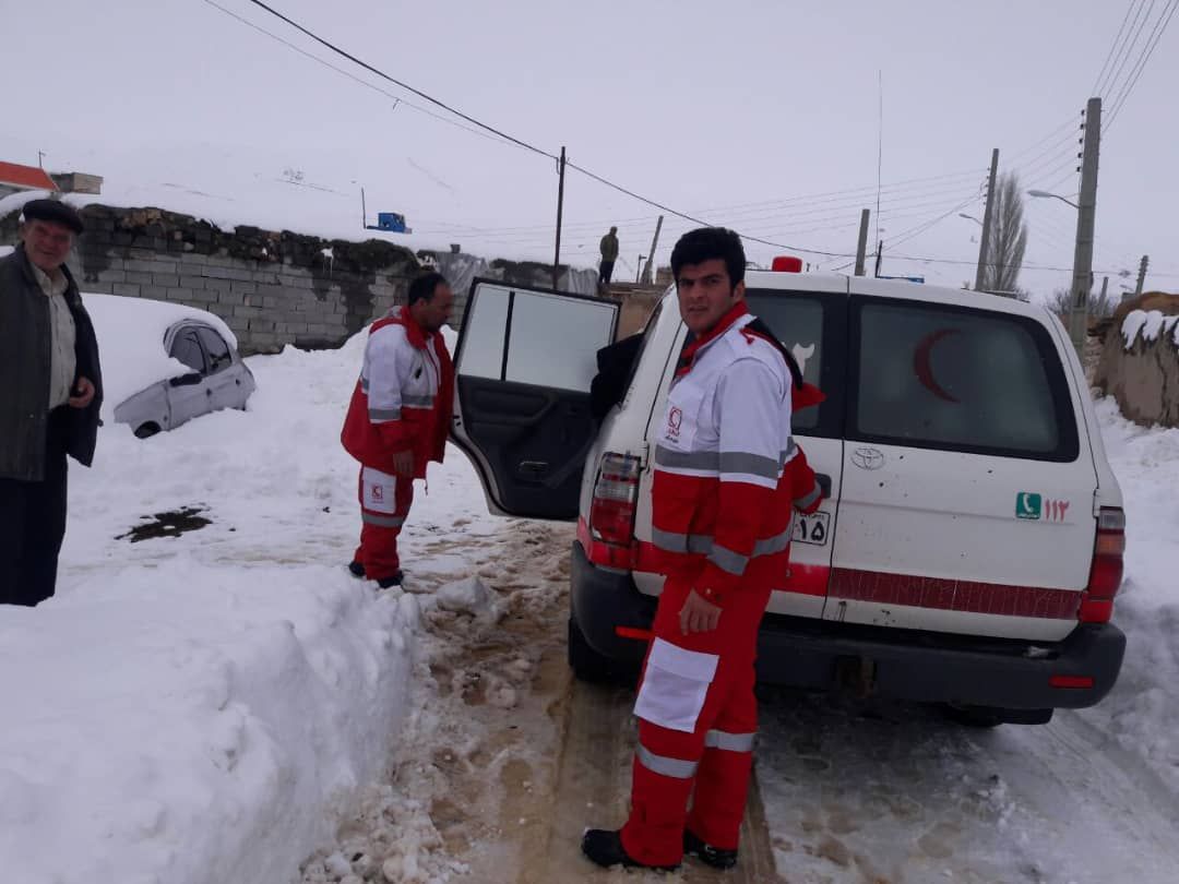 16 ساعت تلاش بی وقفه نجاتگران ورزقانی برای انتقال مادر باردار به بیمارستان/ نجات کودک 14 ماهه از برف و سرما در سراب