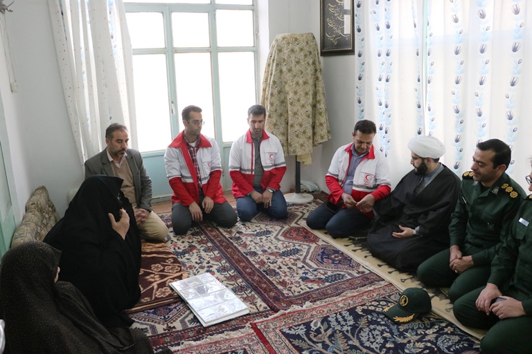 دیدار مسئولان و اعضای هلالاحمر یزد با خانواده 3 شهید استان