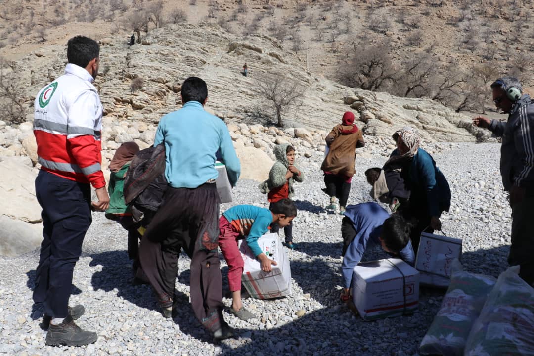 امداد هوایی به مناطق کوهستانی محاصره در برف خوزستان