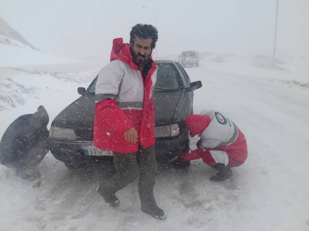 امدادرسانی به درراهماندگان در گردنه چری توسط امدادگران جمعیت هلالاحمر گوهرنگ/ گزارش تصویری