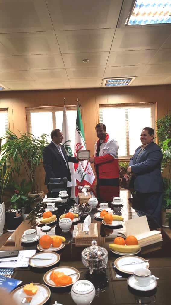 اهدای چک کمک نقدی بیمه البرز به سازمان داوطلبان جمعیت هلال‌احمر
