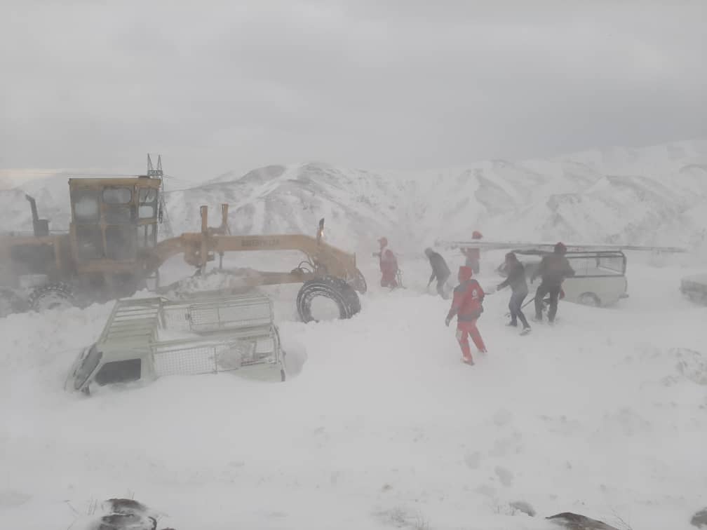 امدادرسانی به ۲۴۲ مسافر گرفتار در کولاک با تلاش امدادگران هلال احمر زنجان