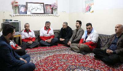 دیدار مدیران ستادی هلال احمر با خانواده شهید کشاورز در شیراز