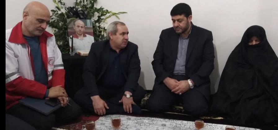 حضور رئیس هلالاحمر در منزل مرحوم "توفیق ویژه" امدادگر هلالاحمر اردبیل/این نجاتگر جوان با روحیه بشردوستانه و از خودگذشتی توانست پیروز این میدان شود