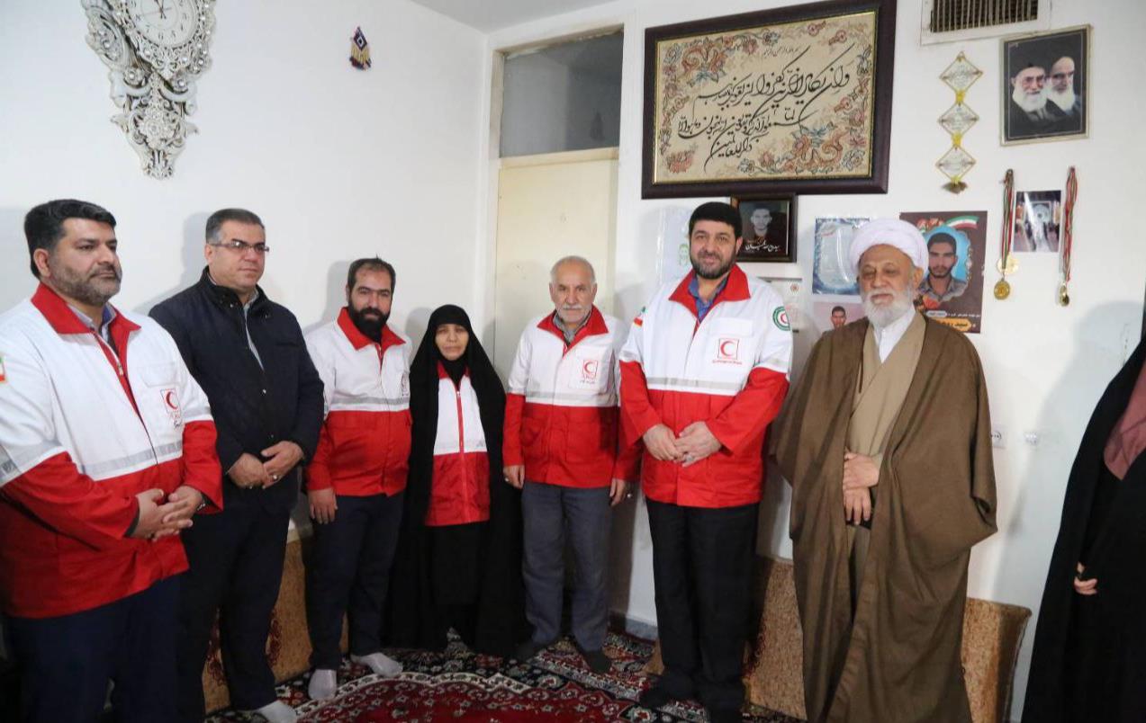 دیدار رئیس جمعیت هلالاحمر با مادران شهید عجمیان و قورت بیگلو از شهداى امنیت استان البرز